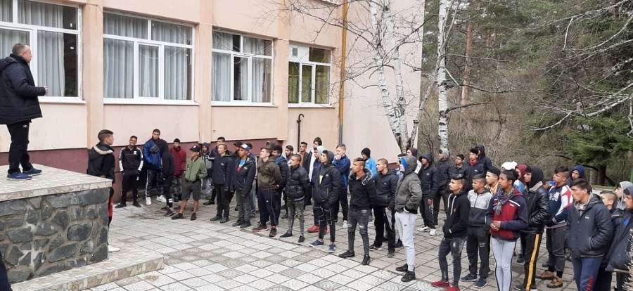 Учениците от ВУИ-Ракитово се готвят за световното по футбол за бездомни